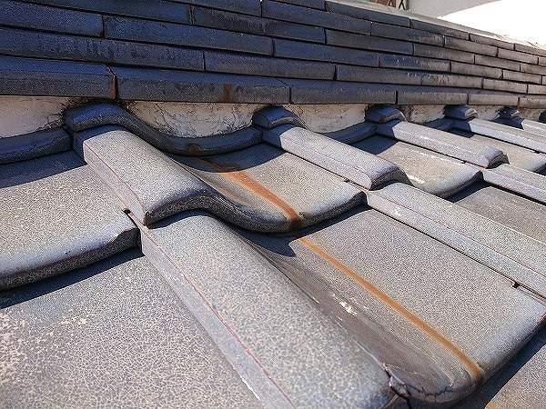多治見市で瓦屋根の漆喰に欠落と黒ずみを確認、棟補修・外壁塗装前の劣化点検